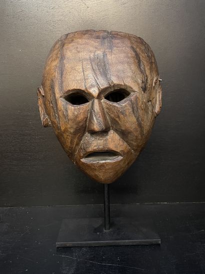 ANONYME. "尼泊尔的面具"。安装在黑色金属底座上的木质雕塑。尺寸：39 x 22.5 x 8厘米。与非洲和大洋洲的艺术一样，喜马拉雅山的面具也是由艺术家...