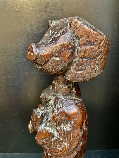 ANONYME. "Anti-clerical statue". Wooden sculpture. Size : 44,5 x 7 x 9,5 cm. Rare...
