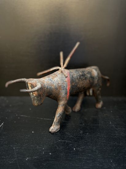 ANONYME. "Bull" (ca 1940-50). Metal sculpture. Dim. 23 x 41 x 12 cm. Unique object...