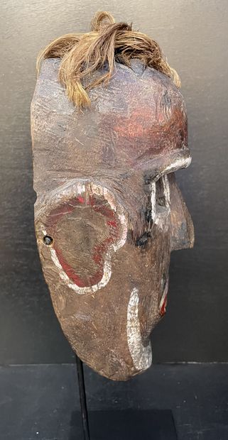 ANONYME. "尼泊尔的面具"。安装在黑色金属底座上的木质雕塑。尺寸：46 x 17 x 13厘米。这个来自喜马拉雅山脉马加尔地区的面具是萨满们雕刻的面具的...