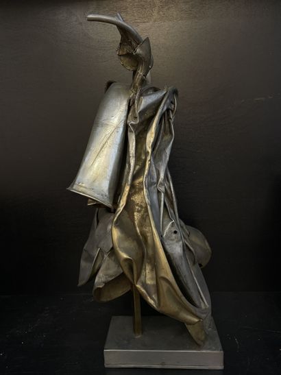 MONHEIM (Laurent) "组成。安装在底座上的金属雕塑。尺寸：71 x 34 x 44厘米。