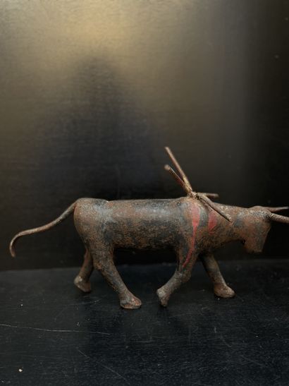 ANONYME. "公牛"（约1940-50）。金属雕塑。尺寸：23 x 41 x 12 厘米。西班牙流行艺术的独特对象，具有现代主义和古代的灵感。