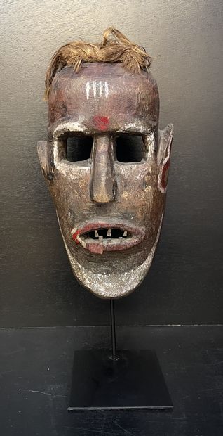 ANONYME. "Masque du Népal". Sculpture en bois montée sur socle métallique noir. Dim....