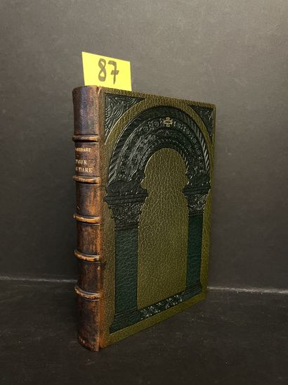 null GEBHART（埃米尔）。围绕一个头饰1075-1085。P.，Louis Conard，1908年，大8°，353页，全英式绿色摩洛哥，上板装饰有美丽的马赛克构图，书脊上有5个神经，作者、标题和日期都是镀金的，边缘镀金，反面装饰有镀金的花丝和飞鸟，绿色布质底板，封面和书脊都是托。前书目，滑套（书脊褪色和磨损，滑套的上下层边缘变暗）（装订时署名Canape，1908）。该文本的第一版插图，在作者去世前的1894年出版。限量120份，1/100的牛皮纸，在20...