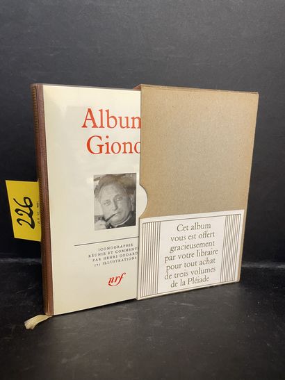 Album Giono. P., NRF, "Bibl. de la Pléiade", 1980, in-12, ed. bindings, yellow, rhodoïd,...