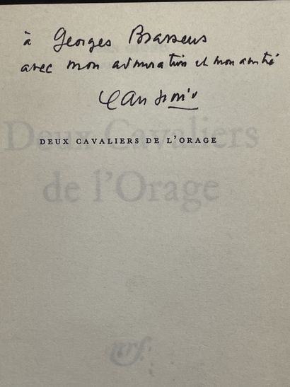 GIONO (Jean). Deux cavaliers de l'orage.P.，NRF，1965年，12开本，全灰布，光滑的书脊上有标题片，第1个封套。第一版。新闻服务的副本，其中有一封给乔治-布拉森的信："带着我的钦佩和友谊/让-吉奥诺"...