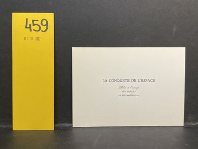 BROODTHAERS (Marcel). "空间的征服。供艺术家和士兵使用的地图集"。宣布Lebeer Hossmann的小书出版的纸板（1975）。尺寸：10,5...