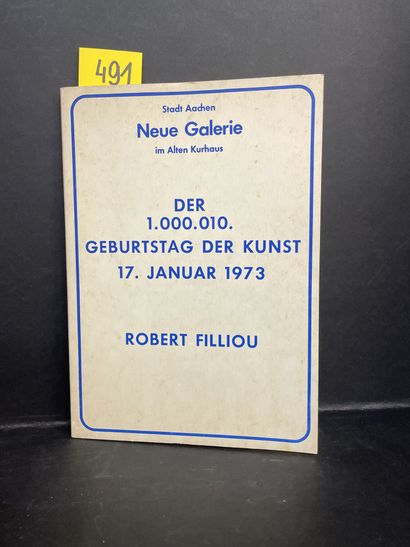 FILLIOU (Robert). 1.000.010年艺术节的到来。亚琛，新画廊，1973年1月，4°，叶子，印刷文件夹（文件夹被撕裂）。第一版。活动后的出版物，包含1973年1月17日在亚琛拍摄的大量照片的复制品，在街道上，在舞会上，与乐队在一起等，这几天的计划，新闻文章和缺席的艺术家和朋友发送的信息（罗伯特-菲利欧，Editions...