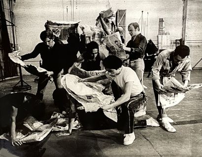 null BÉJART - KAYAERT（罗伯特）。"Messe pour le temps présent" (1967).极好的一套近300张黑白银版画的重晶纸。照片尺寸：26...