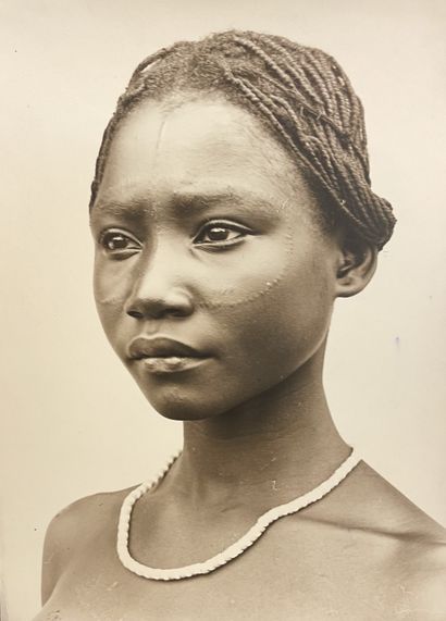 ANONYME. "Femmes africaines". Réunion de 4 tirages argentiques. Dim. : (4 x) 23 x...