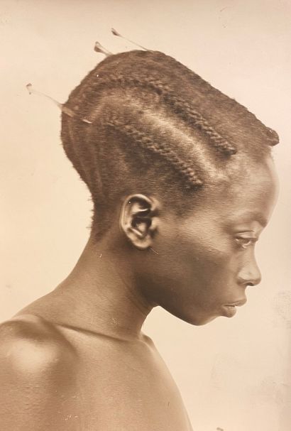 ANONYME. "非洲妇女"。4幅银版画的重聚。尺寸 : (4 x) 23 x 17 cm (在上角折叠1张照片)。