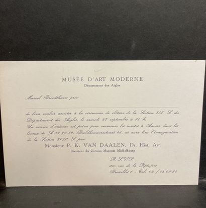 BROODTHAERS (Marcel). "Musée d'Art moderne - Département des Aigles". Carton d'invitation...