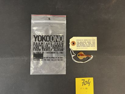 null 小野（Yoko）。富兰克林之夏的画作和家庭相册中的血物。多次宣布小野洋子于1995年10月28日至12月12日在纽约乌布画廊举办的展览。用黑色印刷的小...