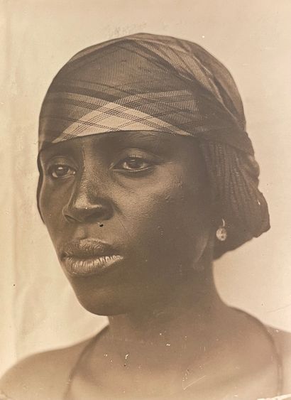 ANONYME. "非洲妇女"。4幅银版画的重聚。尺寸 : (4 x) 23 x 17 cm (在上角折叠1张照片)。