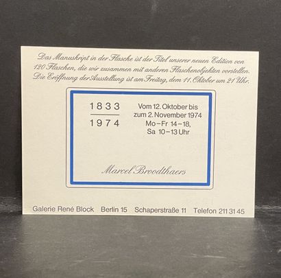 BROODTHAERS (Marcel). "Das Manuskript in der Flasche".1974年10月12日至11月2日在柏林雷内-布洛克画廊举办的展览的邀请卡。卡片正面印有蓝色和黑色，背面为黑色。尺寸：10,5...