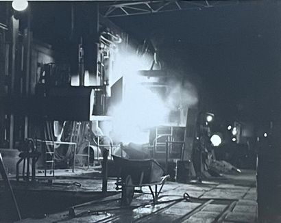 ANONYME. "Intérieur d'une usine sidérurgique" (ca 1960-1970). Ensemble de 10 tirages...