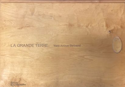 null ARTHUS-BERTRAND (Yann).La Grande Terre.P., La Martinière, 2007, 大张纸（47 x 70厘米），无页码，全绿色插图布，装在一个豪华木箱里。与其放在盒子里的讲台一起完成。第一版，有编号和作者签名。这本特殊的书包括...