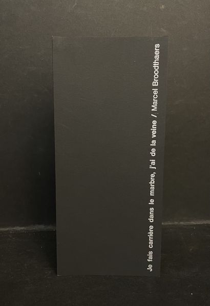 null 1966年12月9日至21日在布鲁塞尔Les Contemporains画廊举办的Emile Christiaens展览的邀请卡。1张折叠式传单，分3部分，包括马塞尔-布罗代尔的语录，沿着封面的整个长度用银色印刷："我有一个大理石的职业，我很幸运/马塞尔-布罗代尔"。Emile...