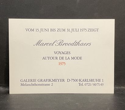 BROODTHAERS (Marcel). "围绕时尚的旅行"。1975年6月15日至7月31日在卡尔斯鲁厄的Grafikmeyer画廊举办的展览邀请卡。卡片正面印有黑色，背面为红色和黑色。尺寸：10,5...