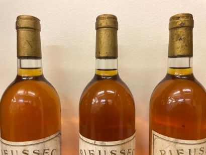 null "Château Rieussec" (1981). Trois bouteilles de Premier Grand Cru classé. Niveaux...