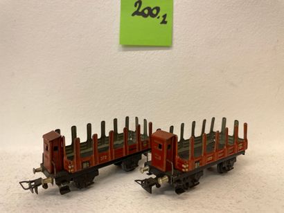 MÄRKLIN. "372". 2 wagons bruns à ranchers en tôle fixes avec cabine de serre-freins...