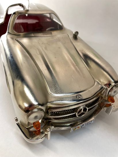 MÄRKLIN. "Mercedes 300 SL gris métallisé Papillon". Märklin 1952, modèle de jubilé...