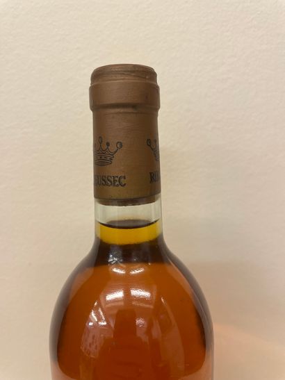 null "Rieussec酒庄"（1981年）。特级酒庄。一瓶。完美的水平，标签完好无损（上部缺失1个微小的部分），可读，胶囊完好。在最佳条件下保存。