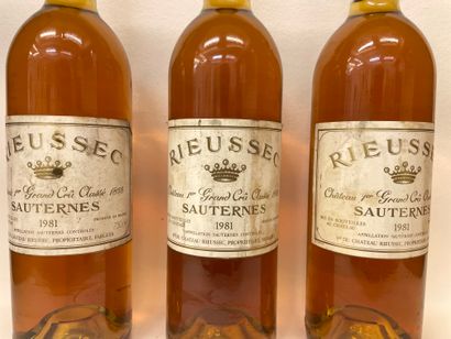 null "Rieussec酒庄"（1981年）。三瓶特级酒庄酒。完美的水平，标签完好可读，胶囊完好无损（3个胶囊中的一个微缺）。在最佳条件下保存。