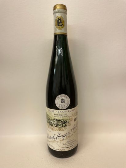 null "Scharzhofberger Auslese - Egon Müller" (1992). Une bouteille. Niveau parfait,...