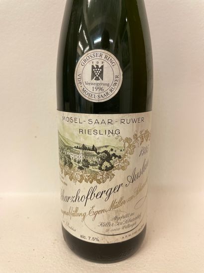 null "Scharzhofberger Auslese - Egon Müller" (1995). Une bouteille. Bon niveau, capsule...