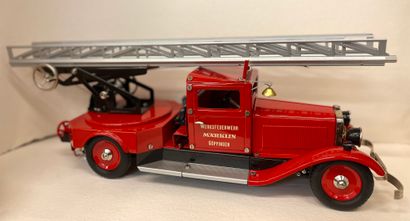 null "Camion de pompiers rouge avec échelle mobile feux". Märklin 1991, série limitée...