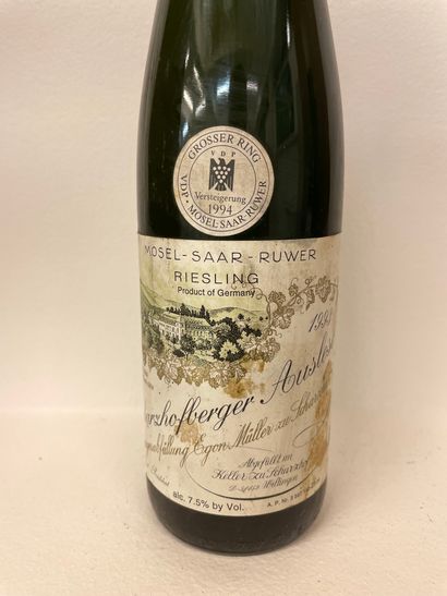 null "Scharzhofberger Auslese - Egon Müller" (1993). Une bouteille. Niveau parfait,...