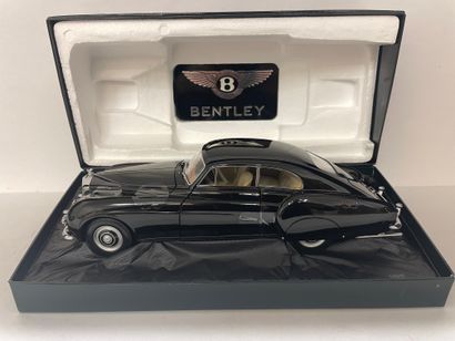 null "Bentley R continental black 1954 Minichamps"。打开车门、引擎盖和行李箱。限量版，已售完。状况如新。