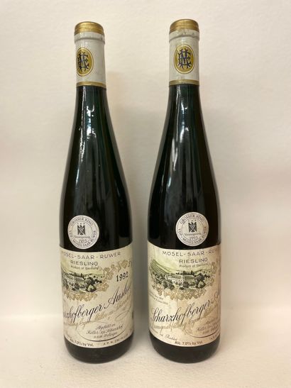 null "Scharzhofberger Auslese - Egon Müller" (1992). Deux bouteilles. Bons niveaux,...