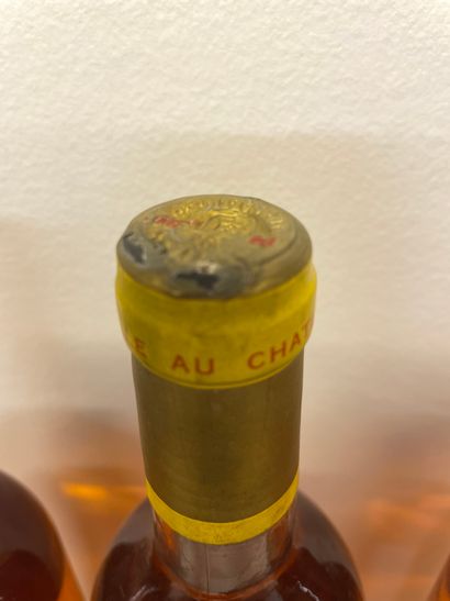 null "Château Yquem" (1981). Trois bouteilles de Premier cru supérieur. Niveaux bas...