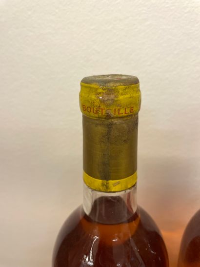 null "Château Yquem" (1981). Trois bouteilles de Premier cru supérieur. Niveaux bas...