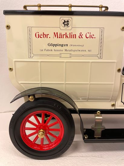 MÄRKLIN. "Camionnette ancienne blanche décorée GEBR. MÄRKLIN et Cie Göppingen". Carette...
