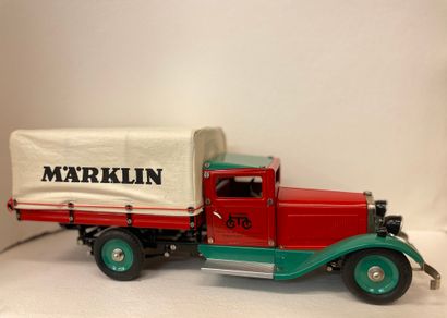 MÄRKLIN. "Grand camion baché rouge et vert avec inscription MÄRKLIN". Märklin 1992,...