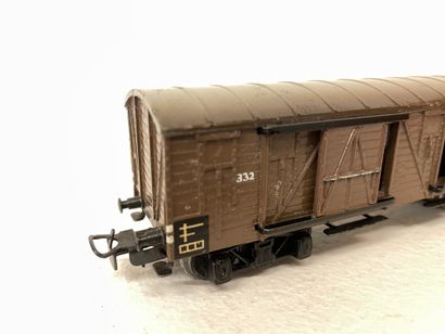 MÄRKLIN. "332". Grand wagon couvert ancien en zamac brun foncé. 4 axes à 4 portes...