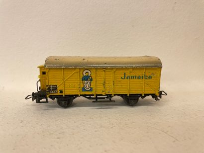 MÄRKLIN. "326". Wagon couvert ancien en zamac jaune JAMAICA. 2 axes, wagon à bananes,...