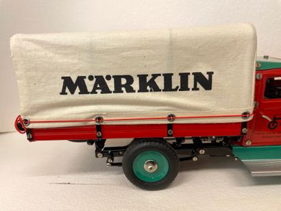 MÄRKLIN. "Grand camion baché rouge et vert avec inscription MÄRKLIN". Märklin 1992,...