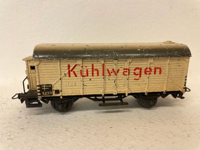 MÄRKLIN. "324". Wagon couvert blanc ancien en zamac KÜHLWAGEN. 2 axes avec guérite...