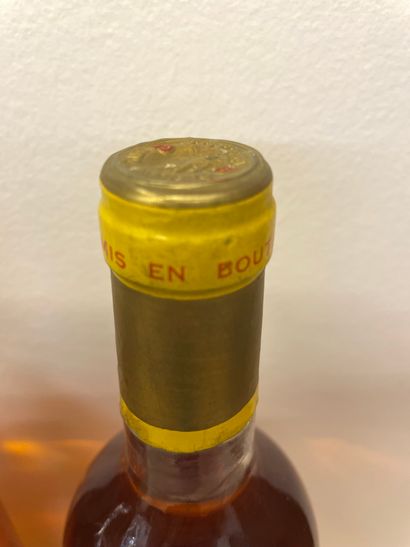 null "Château Yquem" (1981). Trois bouteilles de Premier cru supérieur. Niveaux bas...