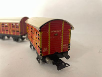 MÄRKLIN. "386". 2 petits wagons rouges pour le transport de petits animaux avec illustration...