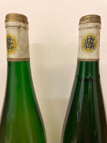 null "Scharzhofberger Spätlese - Egon Müller" (1990). Deux bouteilles. Une avec un...