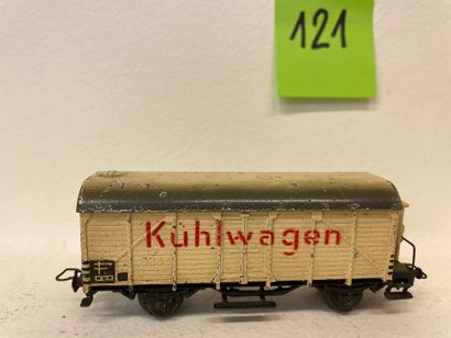 MÄRKLIN. "324". Wagon couvert blanc ancien en zamac KÜHLWAGEN. 2 axes avec guérite...