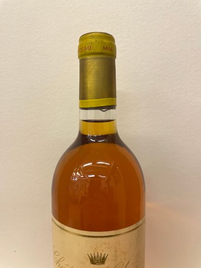 null "Château Yquem" (1981). Premier cru supérieur. Une bouteille. Niveau parfait,...