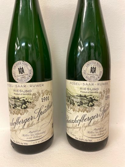 null "Scharzhofberger Spätlese - Egon Müller" (1991). Deux bouteilles. Bons niveaux,...