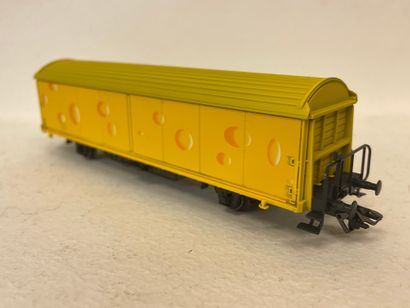 MÄRKLIN. "Grand wagon couvert jaune à plateforme de serre-freins dit Gruyère". Märklin...