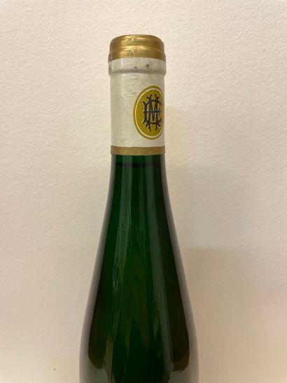 null "Scharzhofberger Spätlese - Egon Müller" (1992). Une bouteille. Niveau parfait,...
